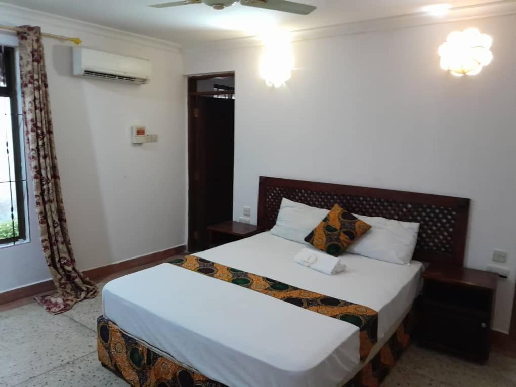 - une chambre avec un lit dans l'établissement Haven Resort, à Dar es Salaam