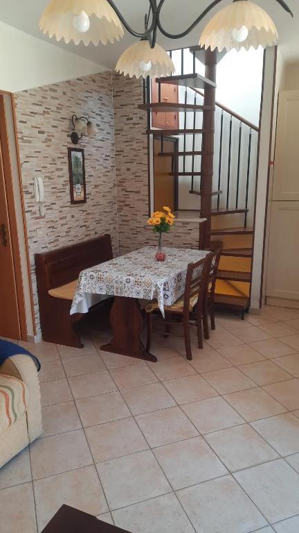- une salle à manger avec une table et des chaises dans l'établissement Casa Lisa, à San Vito Lo Capo
