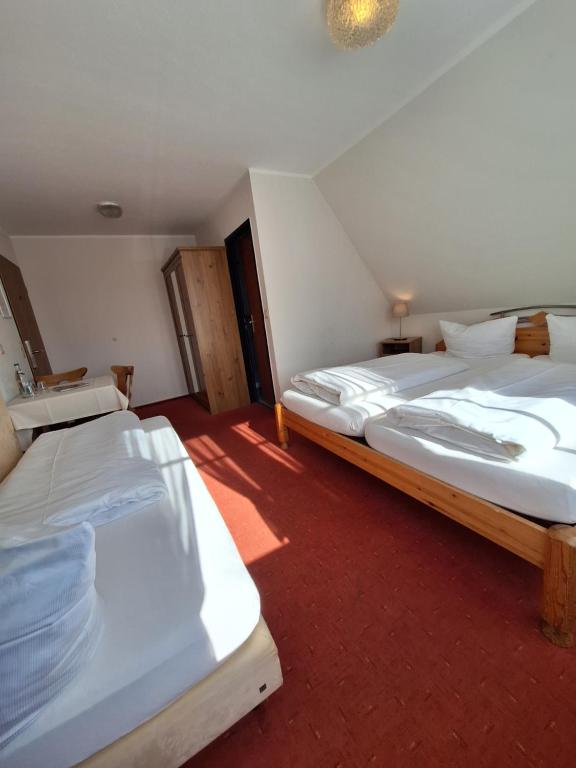 Postel nebo postele na pokoji v ubytování Hotel Zum Breiterle