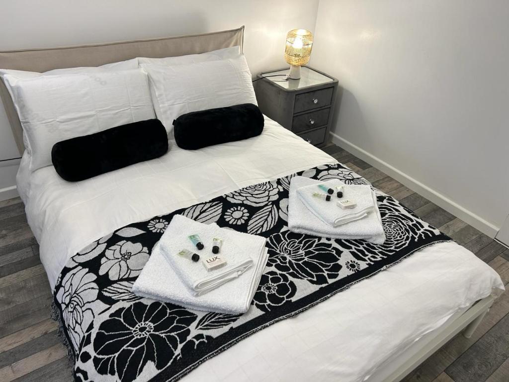 1 dormitorio con 1 cama con 2 toallas en Ana guest house, en Hookwood