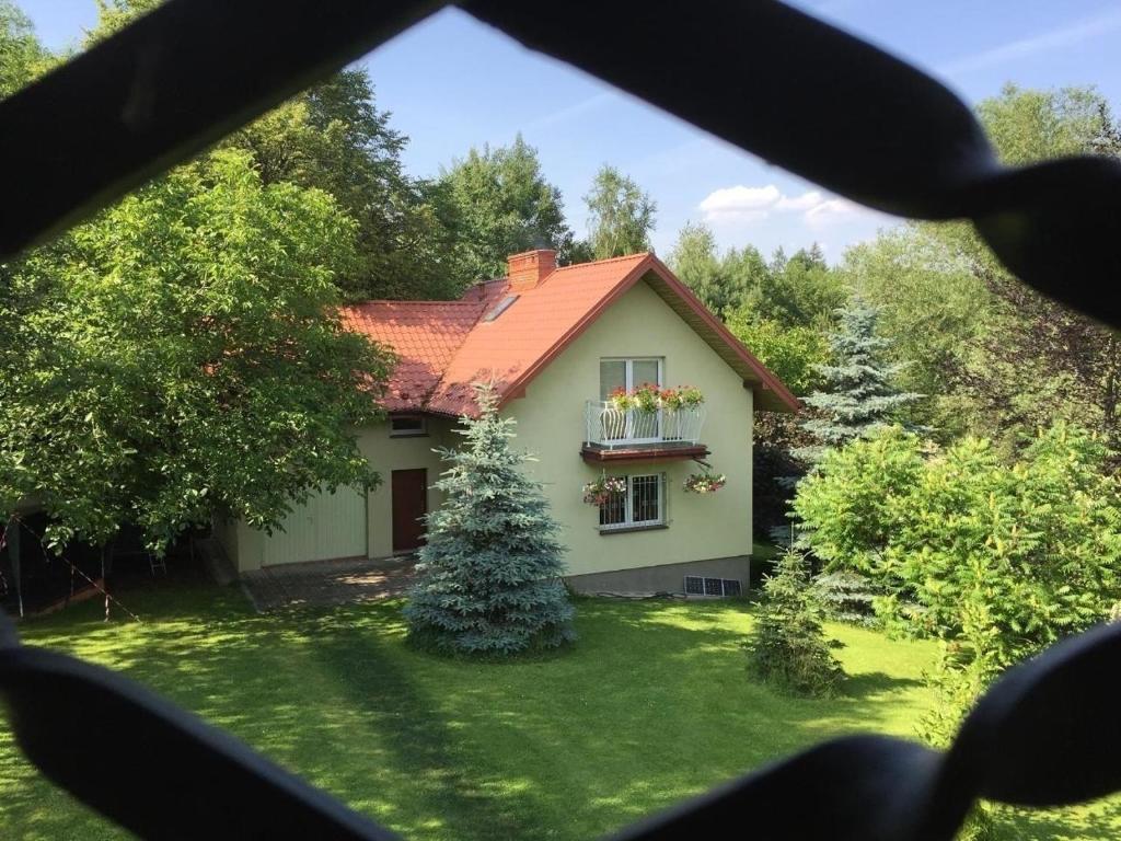 a house with a window and a yard at Komfortables Ferienhaus in Meszna Opacka mit Privatem Pool in Meszna Opacka