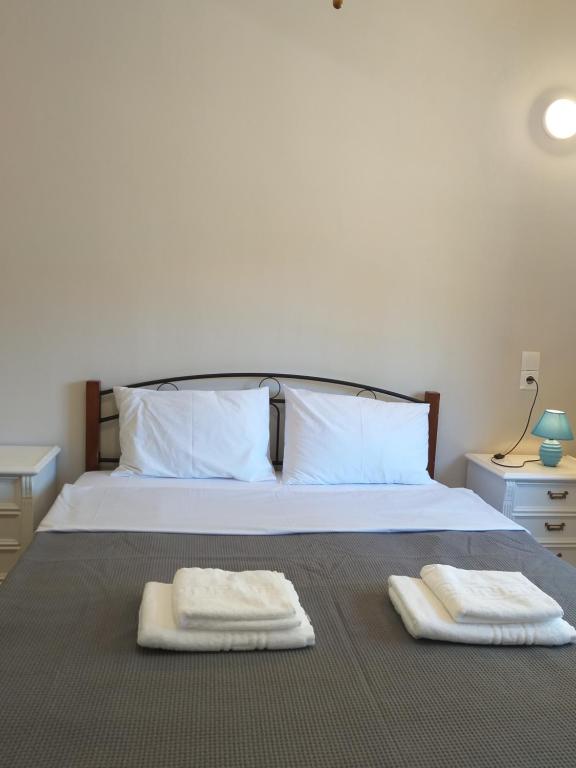 een slaapkamer met een bed met twee handdoeken erop bij Skala Central House in Skala