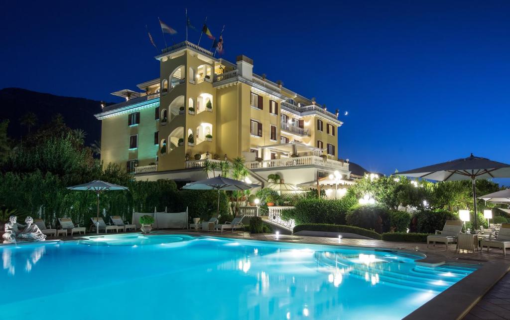 una piscina frente a un hotel por la noche en La Medusa Hotel - Dimora di Charme en Castellammare di Stabia
