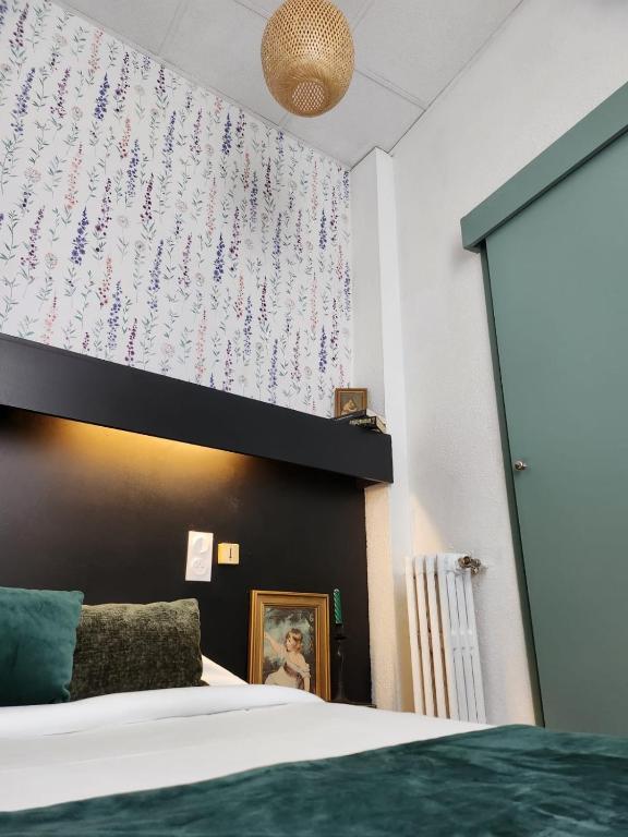 Postel nebo postele na pokoji v ubytování Hôtel Abalone - Centre Gare