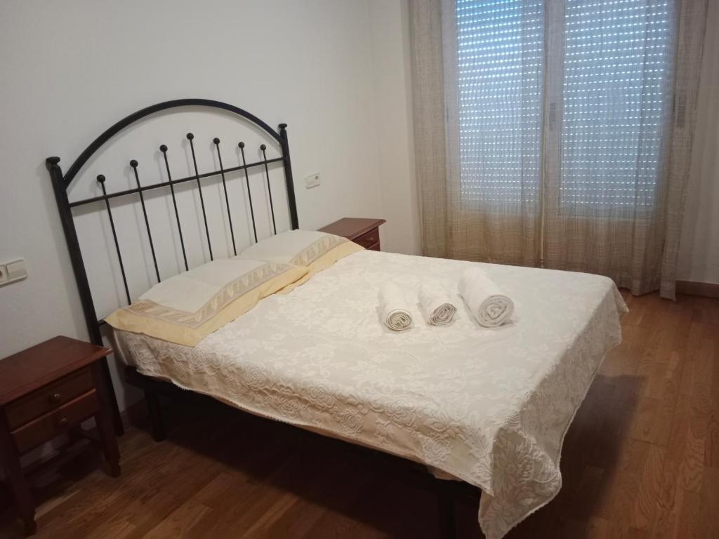 - une chambre avec un lit et 2 serviettes dans l'établissement Piso Salamanca Vacaciones, à Salamanque