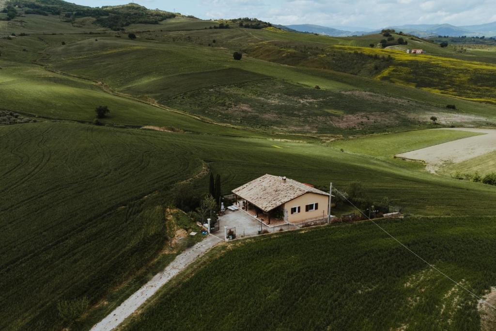 una vista aerea di una casa in un campo di Villa Lemme a Montenero di Bisaccia