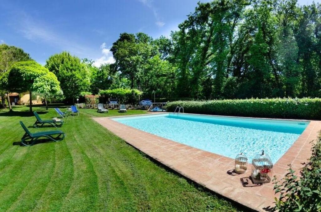 - une piscine au milieu d'une cour dans l'établissement Ferienhaus mit Privatpool für 6 Personen ca 120 qm in Montecarlo, Toskana Provinz Pistoia, à Montecarlo