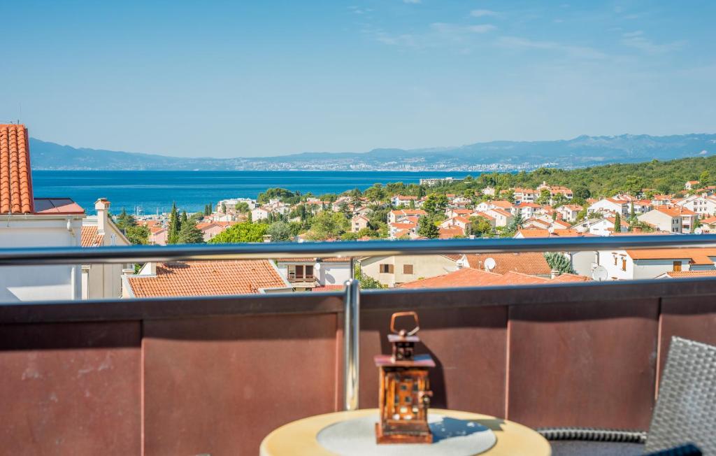 d'un balcon avec une table et une vue sur l'eau. dans l'établissement Apartments Kvarner 2, à Malinska