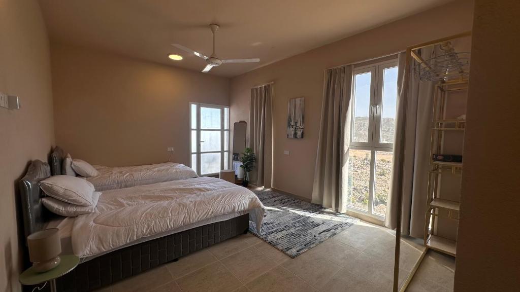 1 dormitorio con cama y ventana grande en استراحة عبق الاندلس, en Sayq