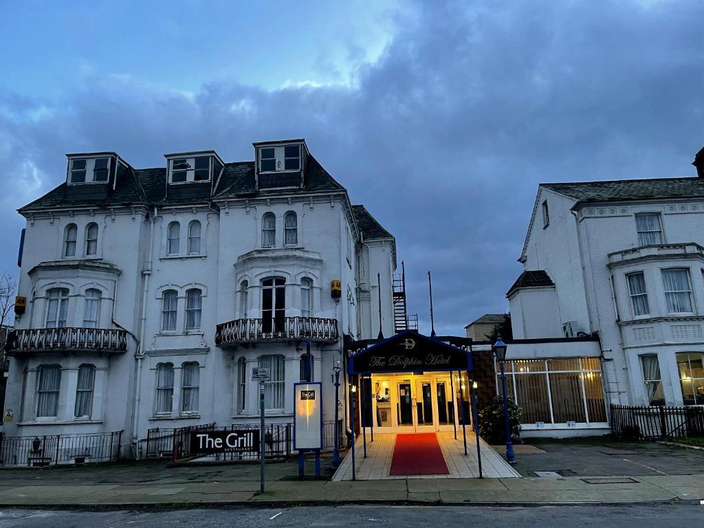 グレート・ヤーマスにあるThe Dolphin Hotelの正面に看板がある大きな白い建物