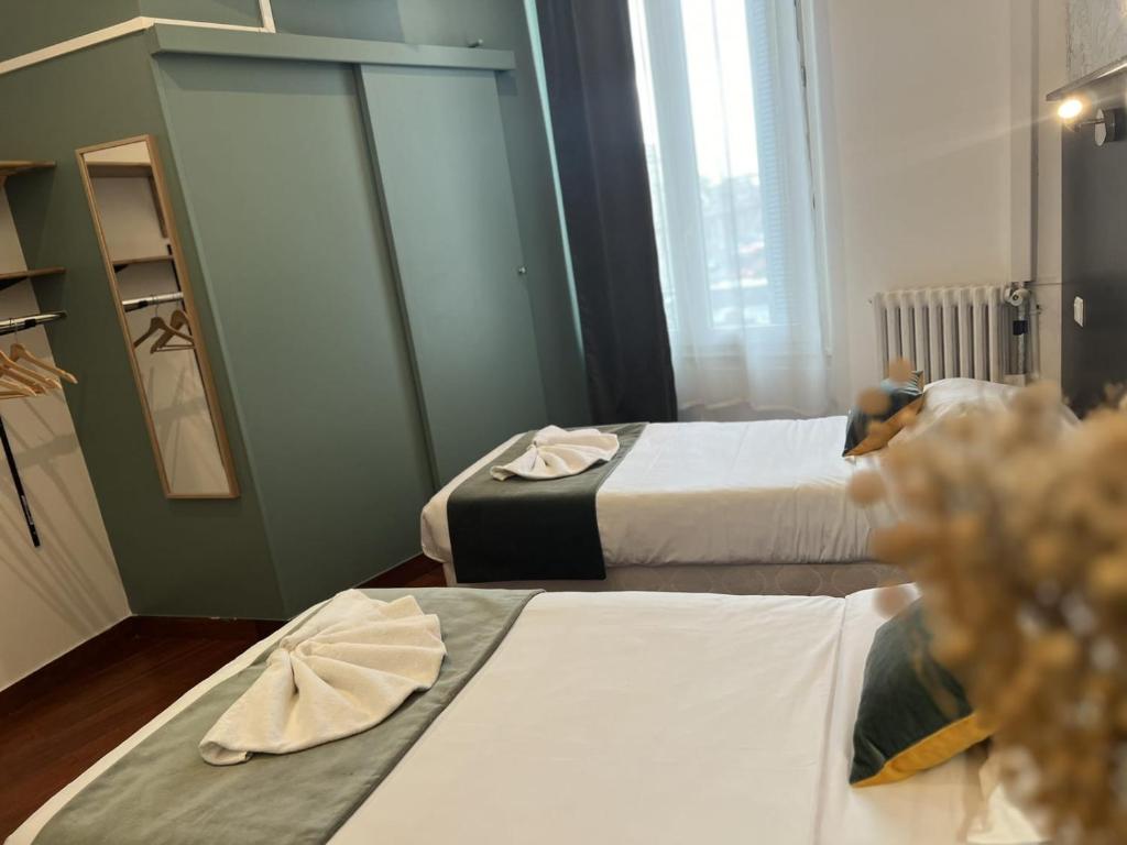 Postel nebo postele na pokoji v ubytování Hôtel Abalone - Centre Gare