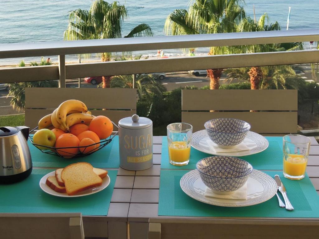 カンヌにあるCnossosのフルーツとオレンジジュースを盛り付けたテーブル