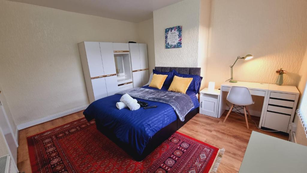 Bright sunny, double bed with garden, TV and Wi-Fi في ليدز: غرفة نوم بسرير ازرق وسجادة حمراء