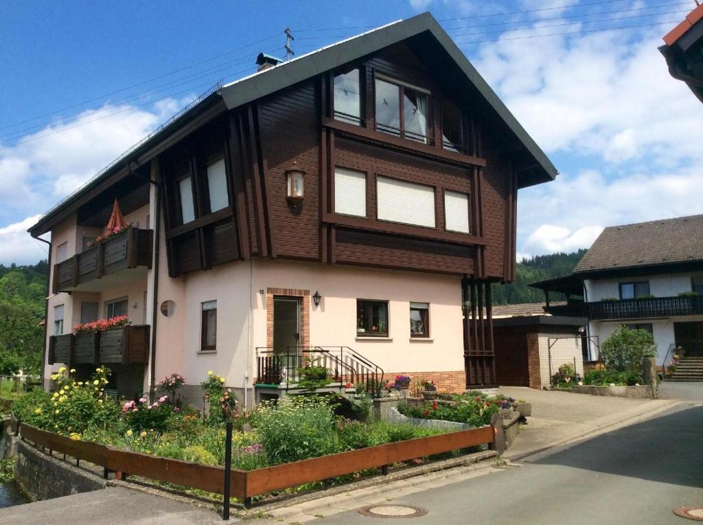 uma casa grande com um telhado de gambrel em Freistehendes Ferienhaus in ruhiger Lage mit Südbalkon em Marktrodach