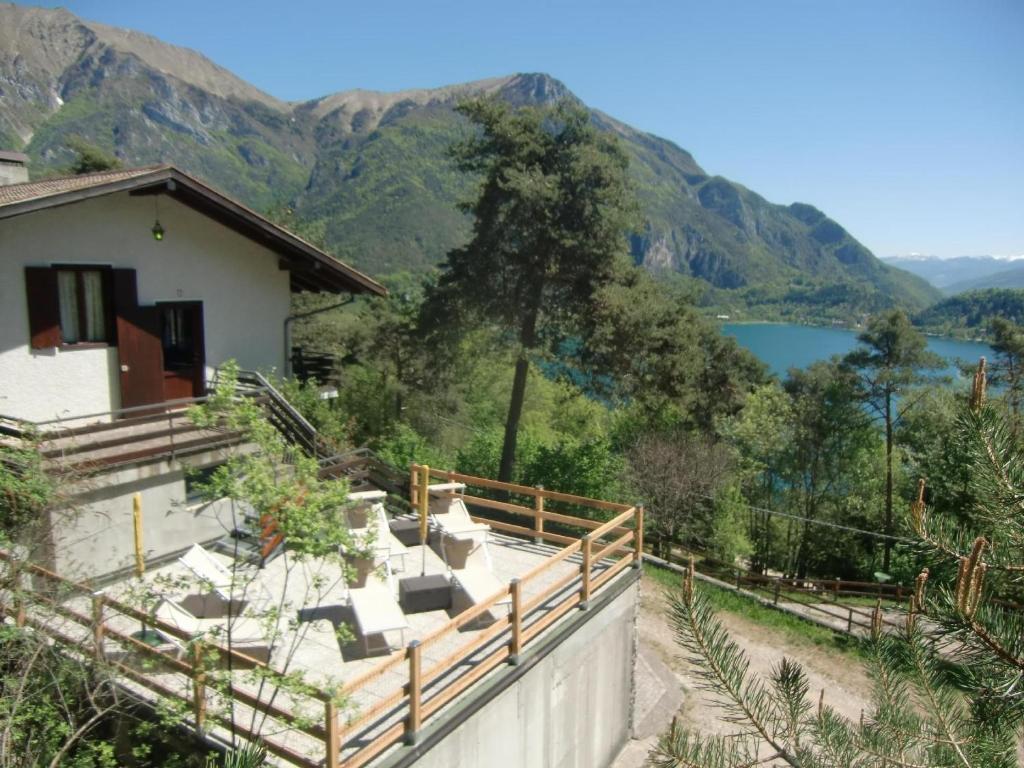 een huis met uitzicht op een meer en de bergen bij Appartement in Val Maria-Pur mit Großem Balkon und Seeblick in Pieve Di Ledro