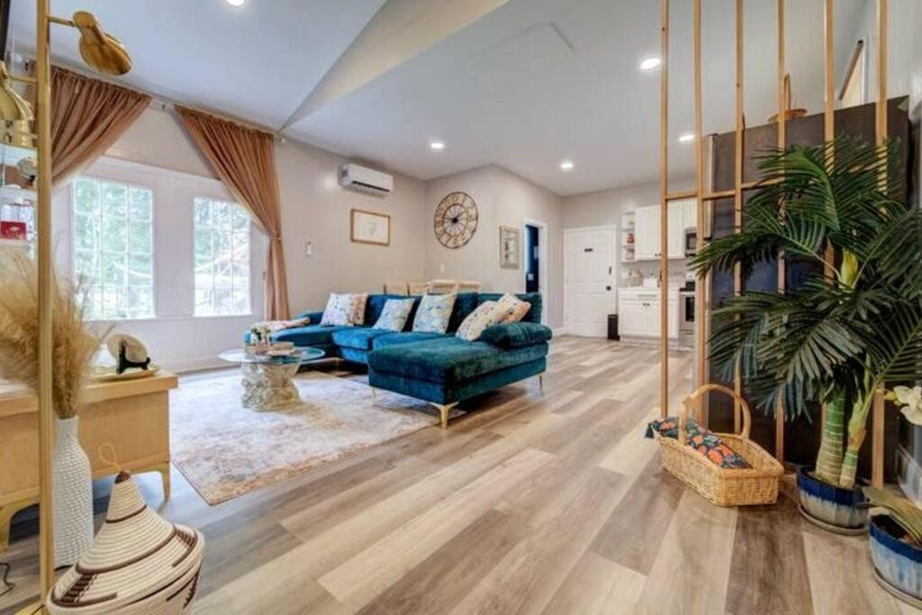 布里斯托的住宿－The Little Villa - 2Bed 1Bath Private Suite，一间大客厅,内配蓝色的沙发和植物