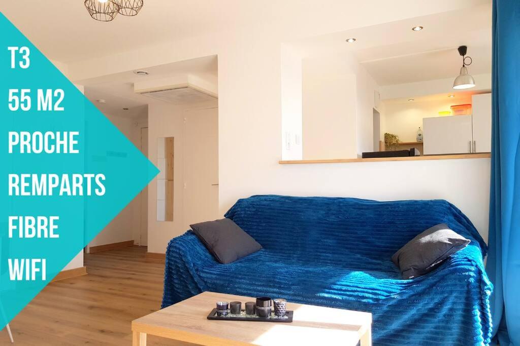 un salon avec un lit et une table dans l'établissement Chaleureux T3 (Proche rempart) - 2 Chambres - WIFI, à Avignon