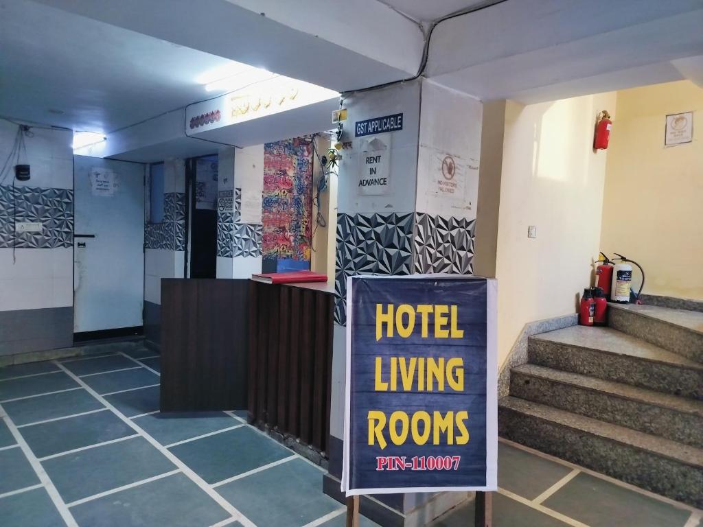 una señal de la sala de estar del hotel frente al vestíbulo del hotel en Hotel Living Rooms- BY Hotel Green Snapper en Nueva Delhi