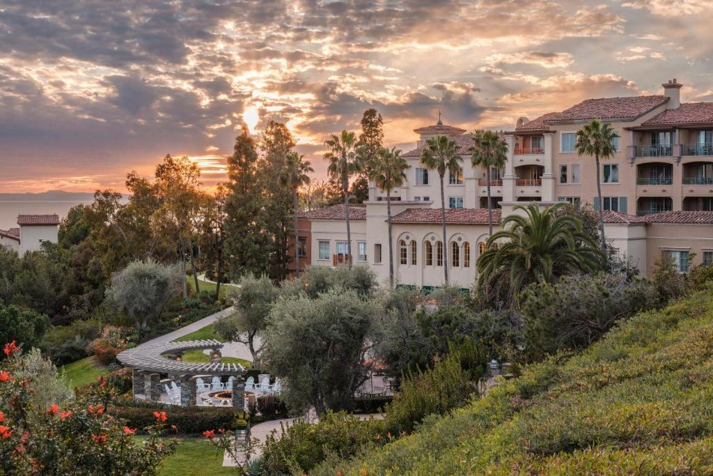 um edifício numa colina com árvores e arbustos em Marriott's Newport Coast Villas em Newport Beach