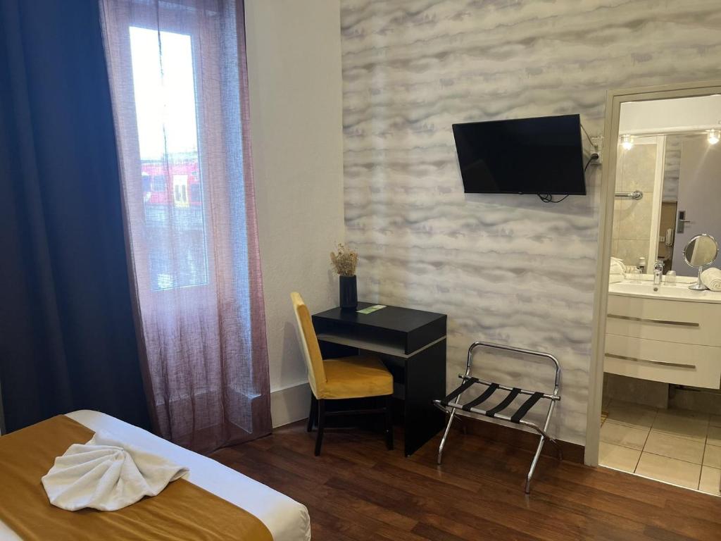 TV a/nebo společenská místnost v ubytování Hôtel Abalone - Centre Gare