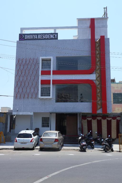 un edificio con motocicletas estacionadas frente a él en Dhivya Residency, en Tiruvannāmalai