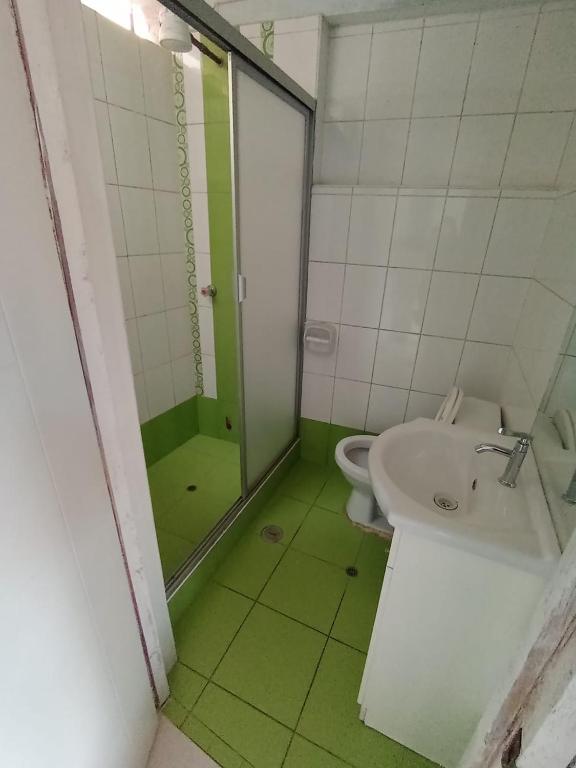 Bilik mandi di HOSTAL La RASA