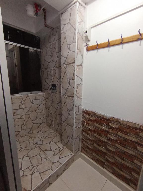 Bilik mandi di HOSTAL La RASA