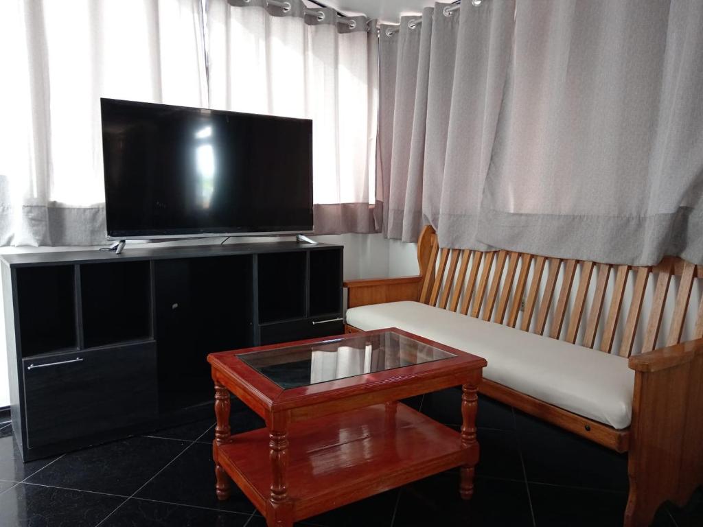 Televisyen dan/atau pusat hiburan di HOSTAL La RASA