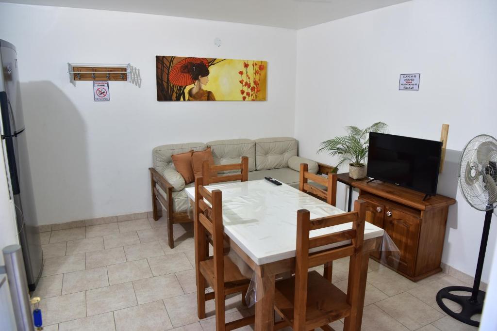 ein Wohnzimmer mit einem Tisch und einem Sofa in der Unterkunft Departamentos x dia Viedma CON COCHERA in Viedma