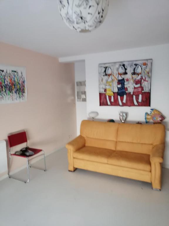 un salon avec un canapé et une chaise dans l'établissement grand studio La Rochelle, à La Rochelle