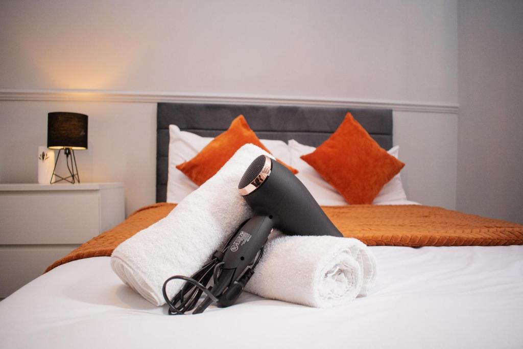Una habitación de hotel con una cama con toallas. en Stylish 1 Bedroom Flat Newcastle, en Old Walker