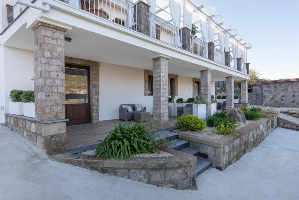 Casa con terraza de madera y balcón en Cyrus&Janus flats - De Vivo Realty, en Piano di Sorrento