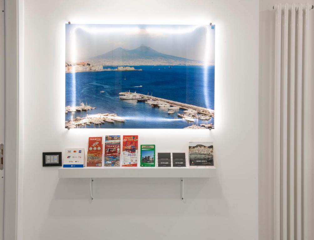 uma imagem pendurada numa parede com uma imagem de um porto em Rettifilo 201 Exclusive Rooms em Nápoles