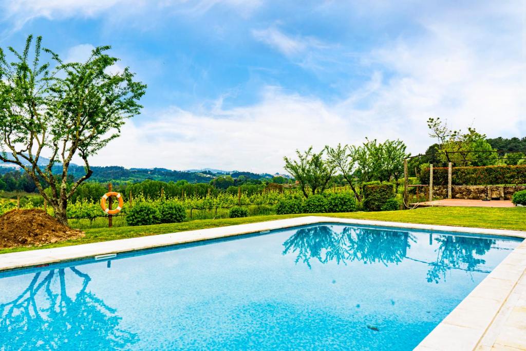una piscina con vistas al jardín en Solar das Bouças, en Amares