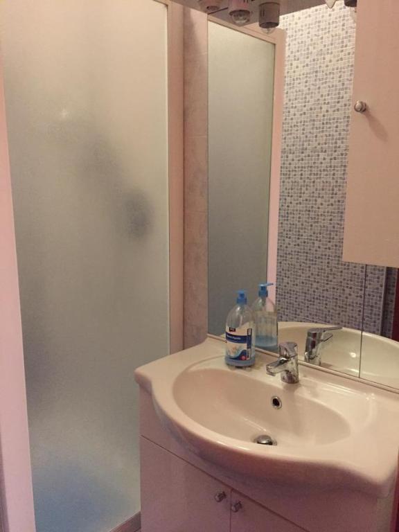 A bathroom at Via Spanish