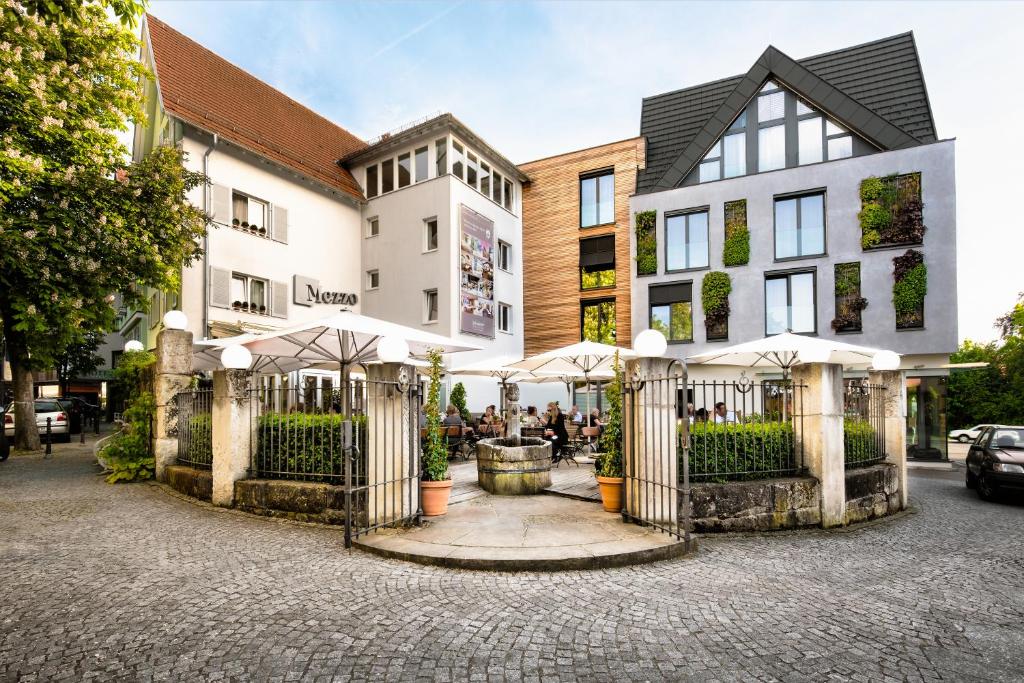 a building with umbrellas in front of it at Schwanen Boutique Hotel & Restaurant Metzingen in Metzingen