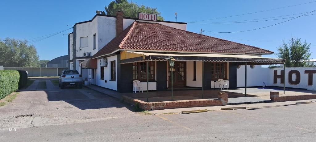 un bâtiment avec un hôtel sur le côté d'une rue dans l'établissement Hotel y Restaurant Don Quijote, à Macachín