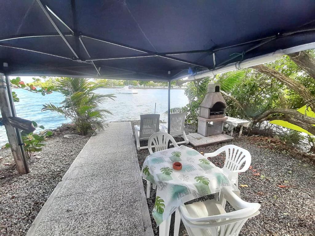 Zahrada ubytování Plézi Location F3 au bord de mer, Trois-Ilets