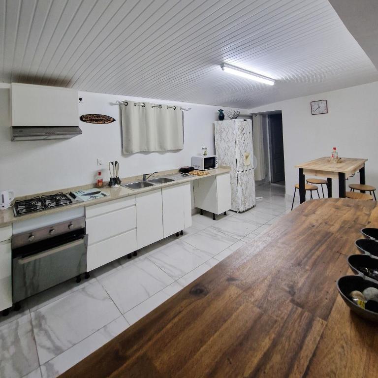 Kuchyň nebo kuchyňský kout v ubytování Plézi Location F3 au bord de mer, Trois-Ilets