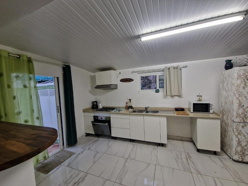 Kuchyň nebo kuchyňský kout v ubytování Plézi Location F3 au bord de mer, Trois-Ilets