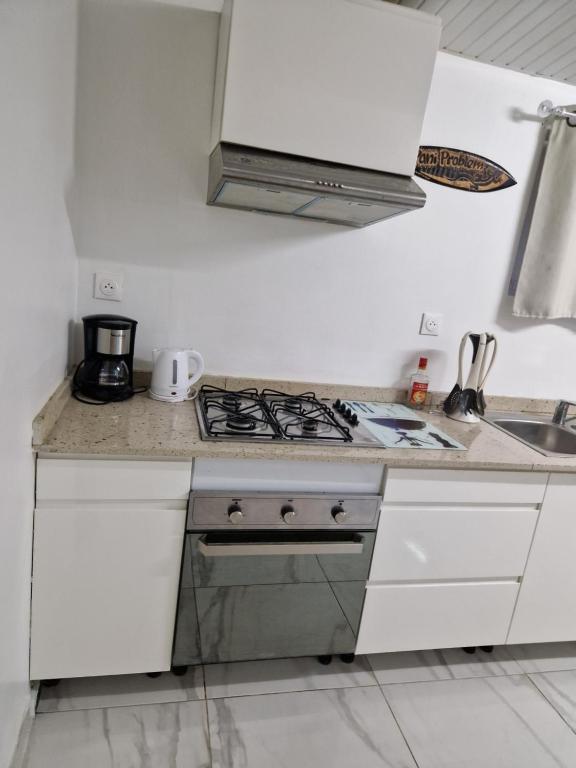 Kuchyň nebo kuchyňský kout v ubytování Plézi Location F3 au bord de mer, Trois-Ilets