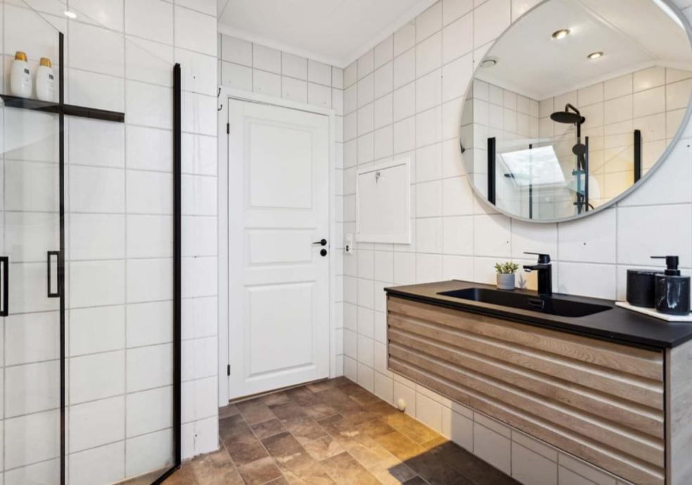 a bathroom with a sink and a mirror at Heimdal nær Granåsen in Trondheim