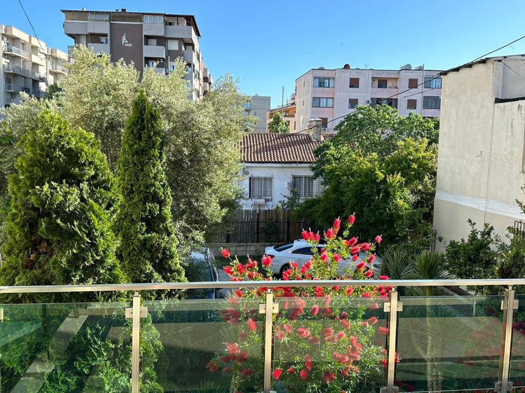 Blick auf eine Stadt mit Gebäuden und Blumen in der Unterkunft Vila Mani in Durrës
