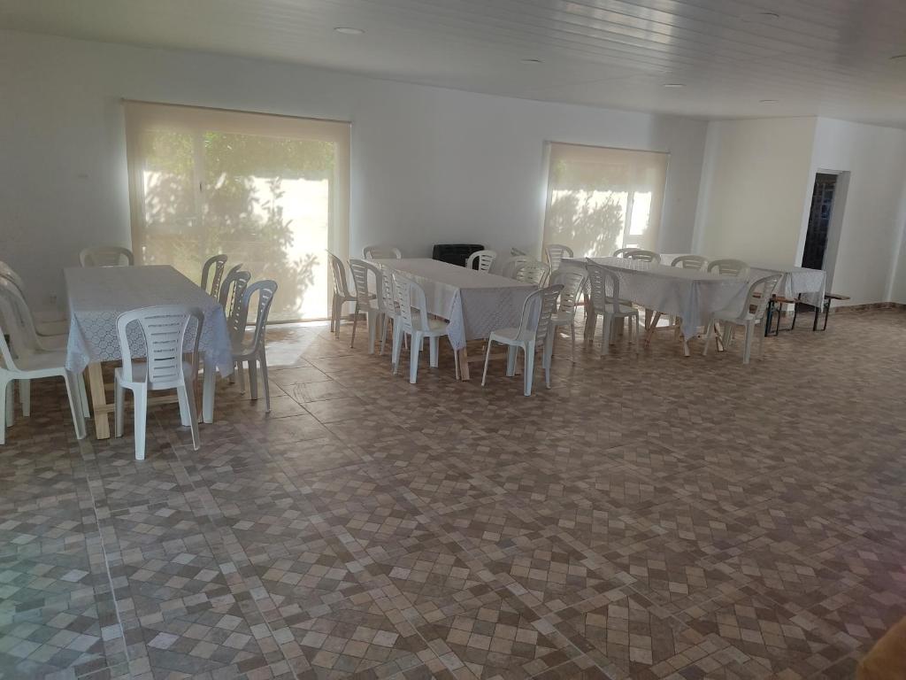 una habitación con mesas y sillas con manteles blancos en Salon para eventos o reunion empresarial en Plottier