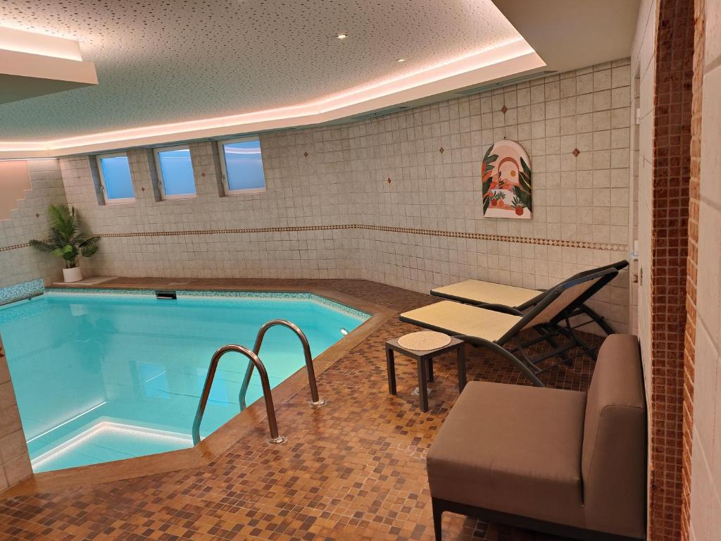 Bazén v ubytování Hotel Alpenblick nebo v jeho okolí
