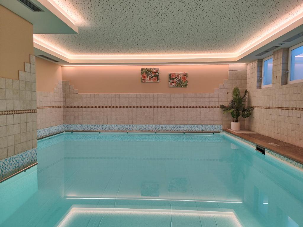 Bazén v ubytování Hotel Alpenblick nebo v jeho okolí