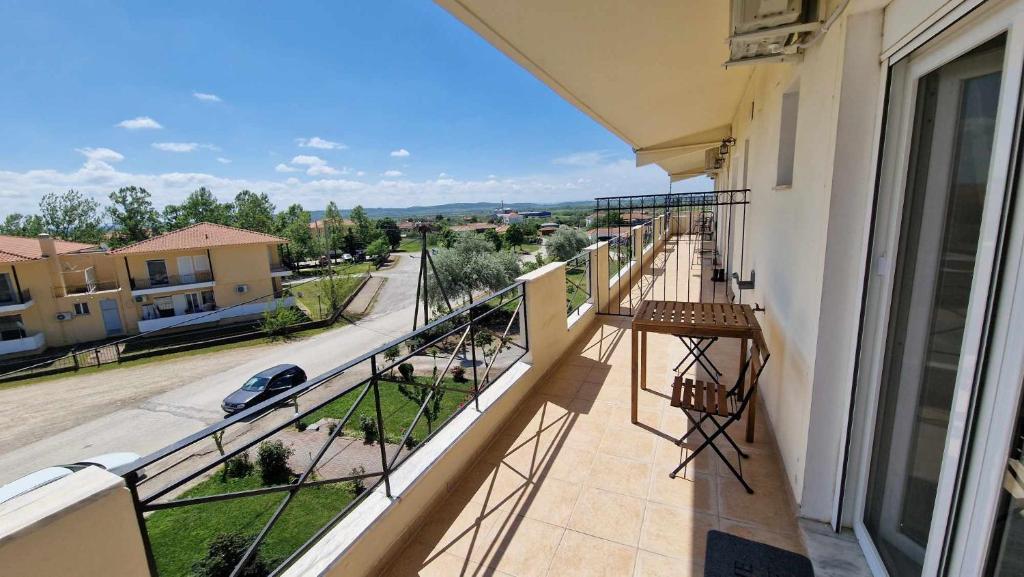 einen Balkon eines Gebäudes mit Straßenblick in der Unterkunft Kofinaki apartment 2 in Tycherón