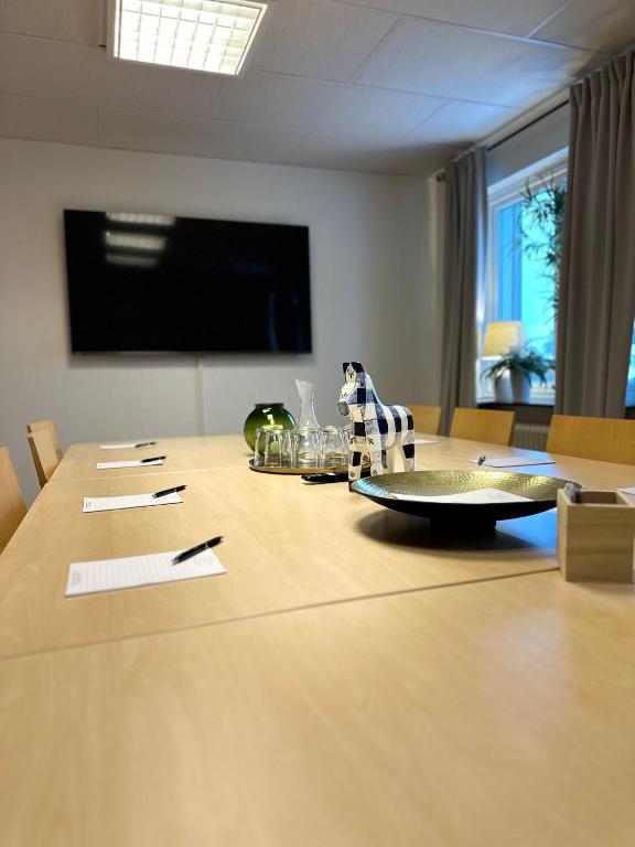 TV a/nebo společenská místnost v ubytování Hotell Gillet i Köping