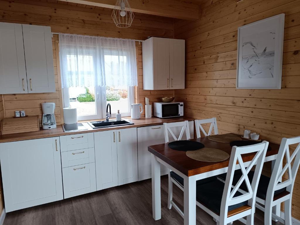 Kuchyňa alebo kuchynka v ubytovaní Szary domek nad jeziorem 2