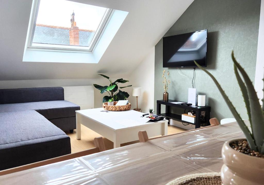 un salon avec un canapé et une table dans l'établissement Top Central Tours - Vue Basilique Saint Martin, à Tours